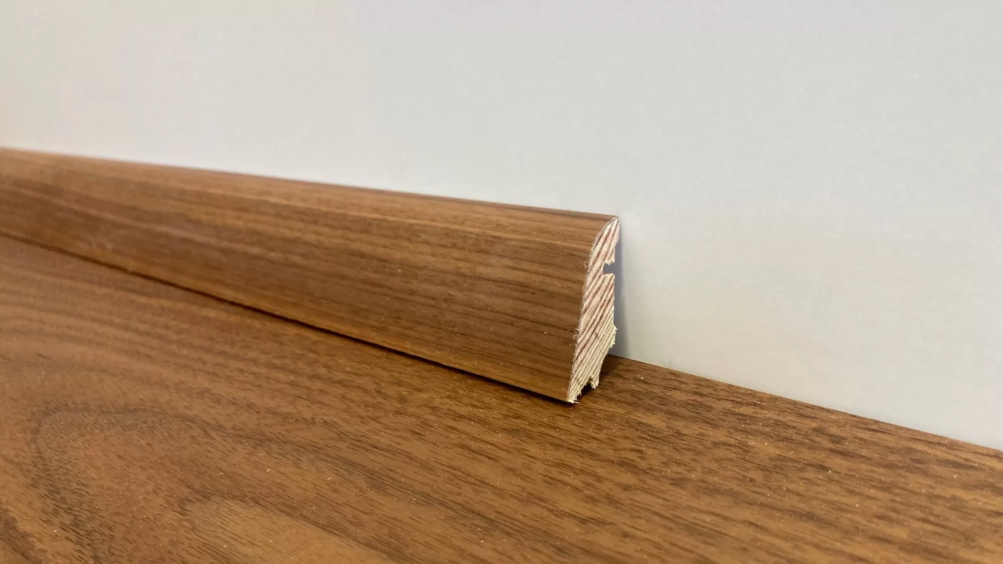 Lišta UM554 Ořech výška 4 cm - olej